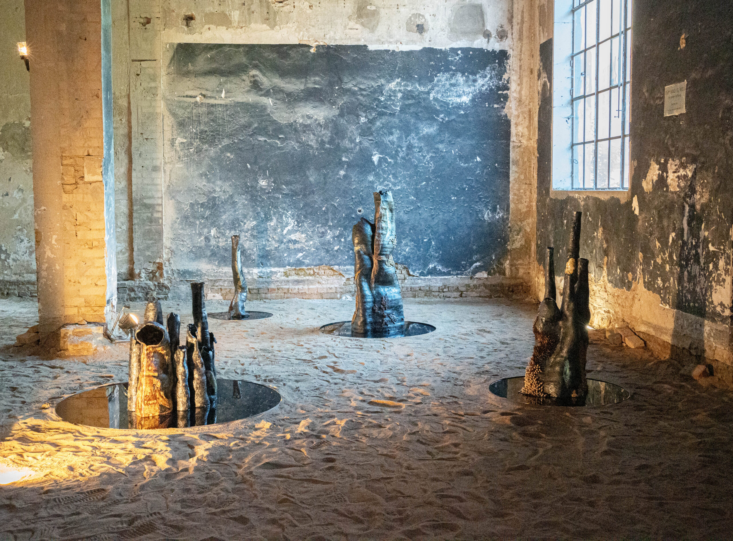 Liza Überall, Obscura II-V, 2025, Keramik, Installationsansicht