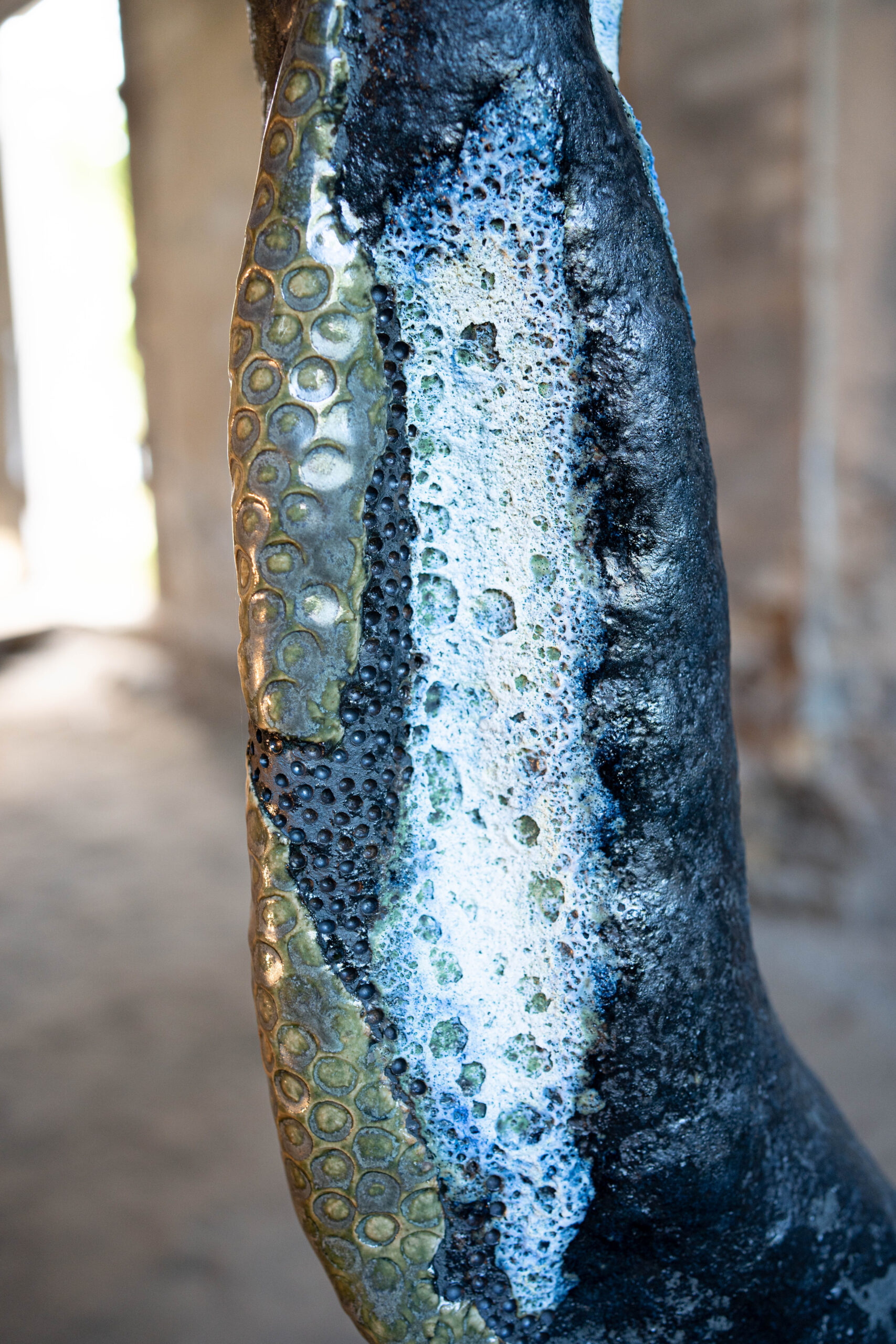 Liza Überall, Obscura III, 2025, Keramik, 25×75 cm, Detailansicht_2