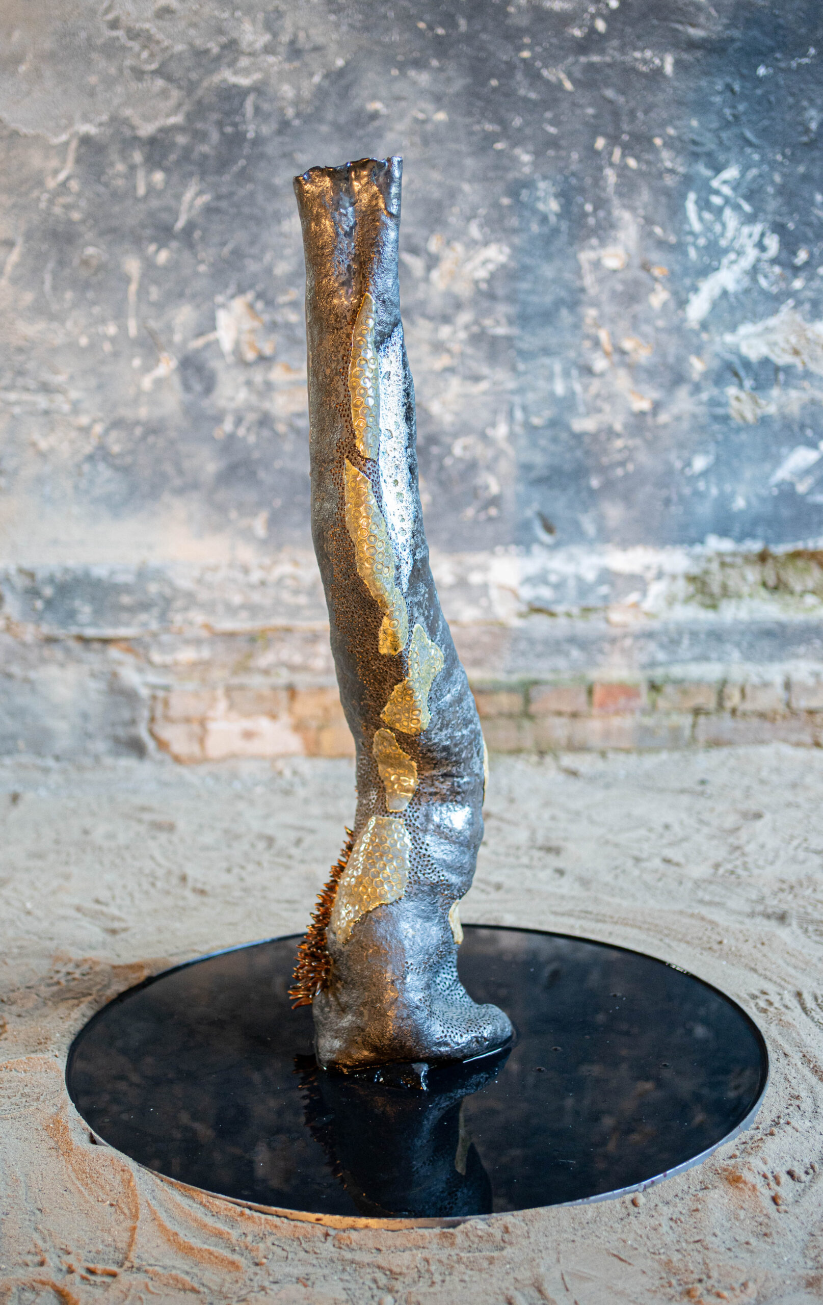 Liza Überall, Obscura III, 2025, Keramik, 25×75 cm, Vollansicht_2
