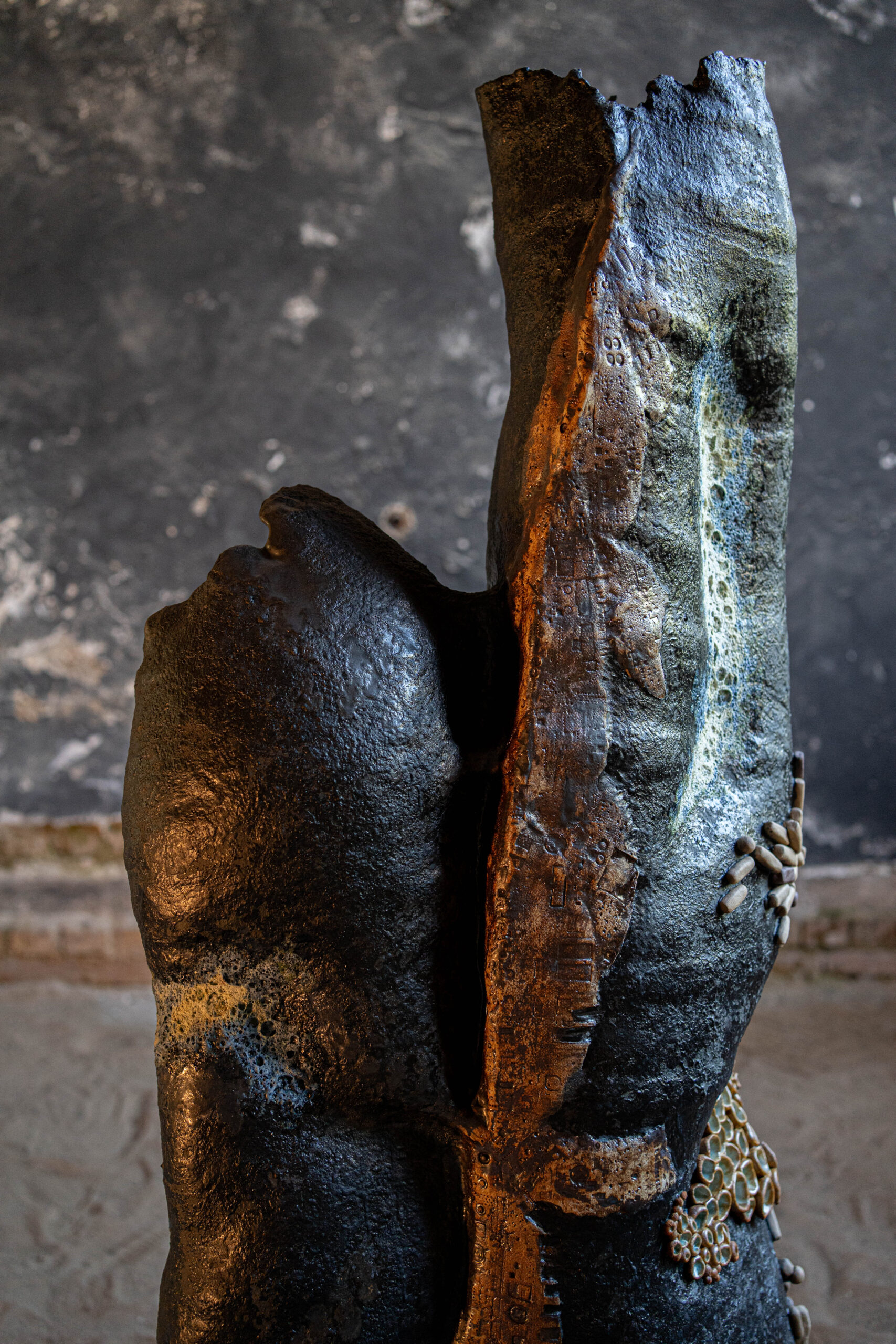 Liza Überall, Obscura IV, 2025, Keramik, Glasur,120×147 cm, Detailansicht_5