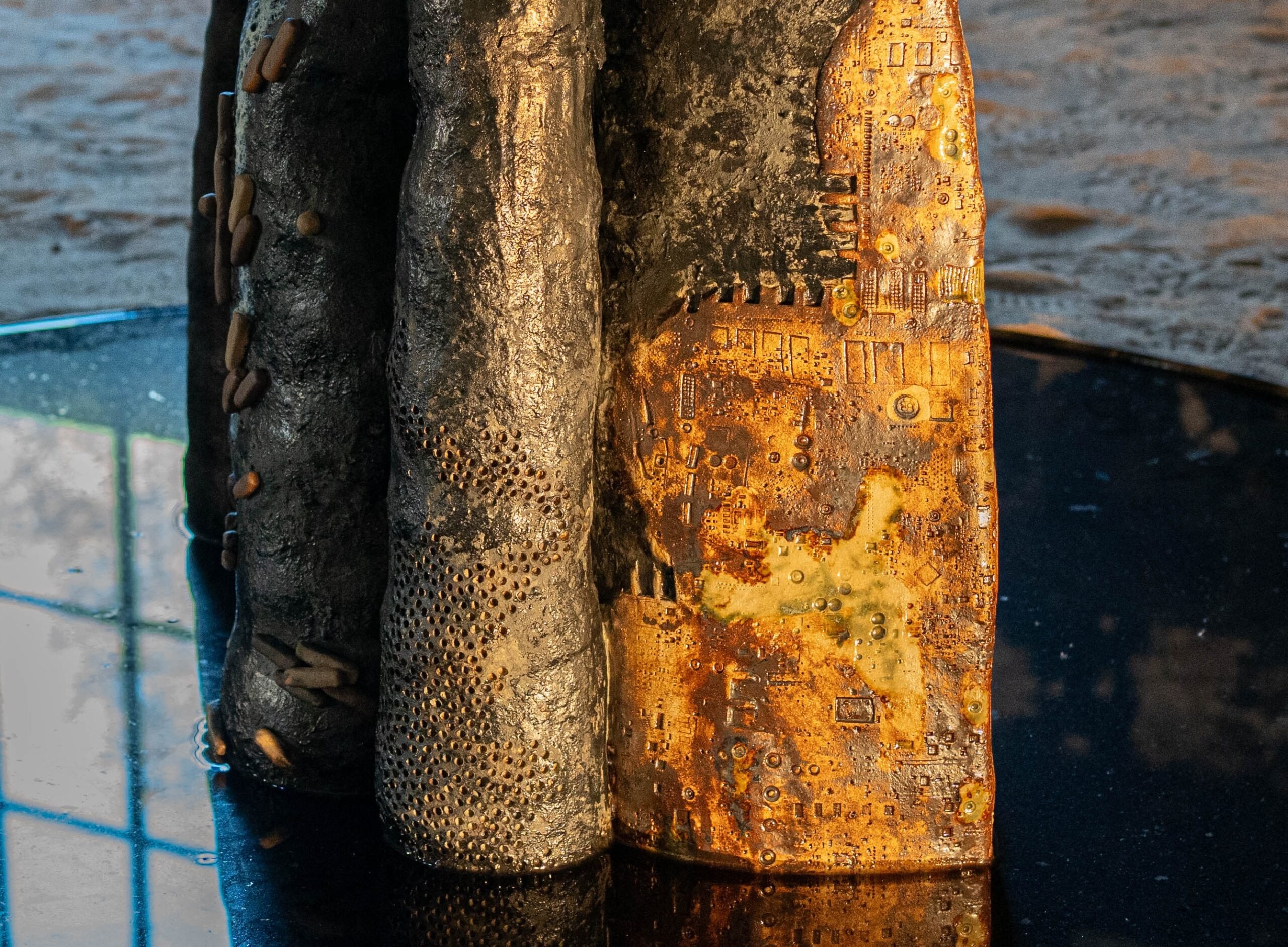 Liza Überall, Obscura V, 2025, Keramik, Glasur, Metall, Meerwasser, Kohletinte, MASSE, Vollansicht_1 Kopie
